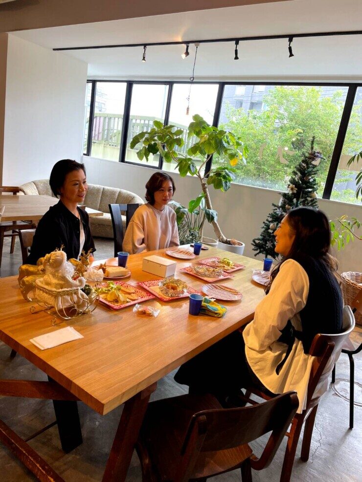 チア育成会の講習会でお菓子を囲み団らんの光景