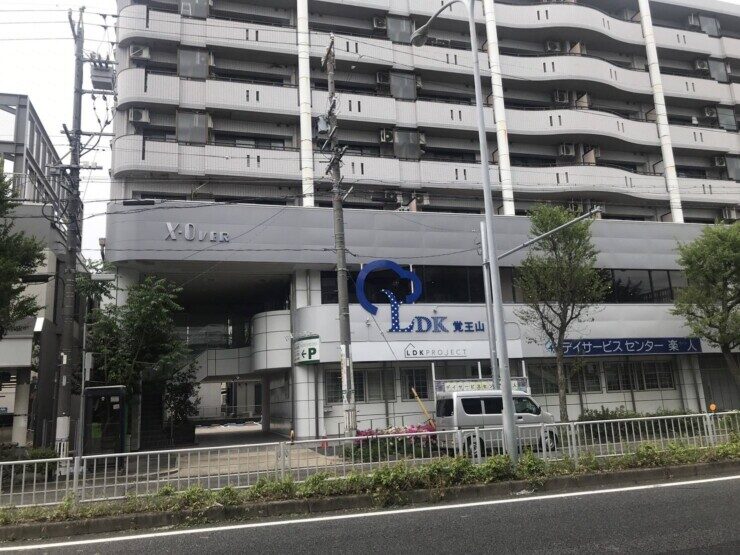 新しいサインがついたLDK覚王山の建物全体の外観