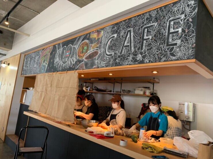 学生のカフェ社会貢献イベントで、カフェ営業をしている光景