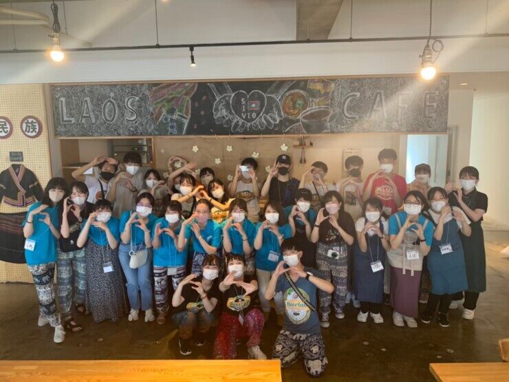 ラオスへの教育支援イベント主催団体の団体写真。学生間にチャリティーヴメントを起こす
