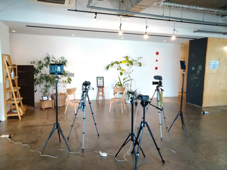 動画撮影の機材設置をした光景