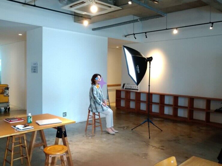 ひとりで椅子に座ってプロフィール写真を撮影撮影