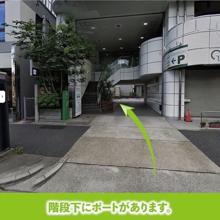バイクの置いてあるLDKの1階のポート場所の入り口写真