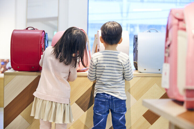 子供が、ランドセルを見て選んでいる光景