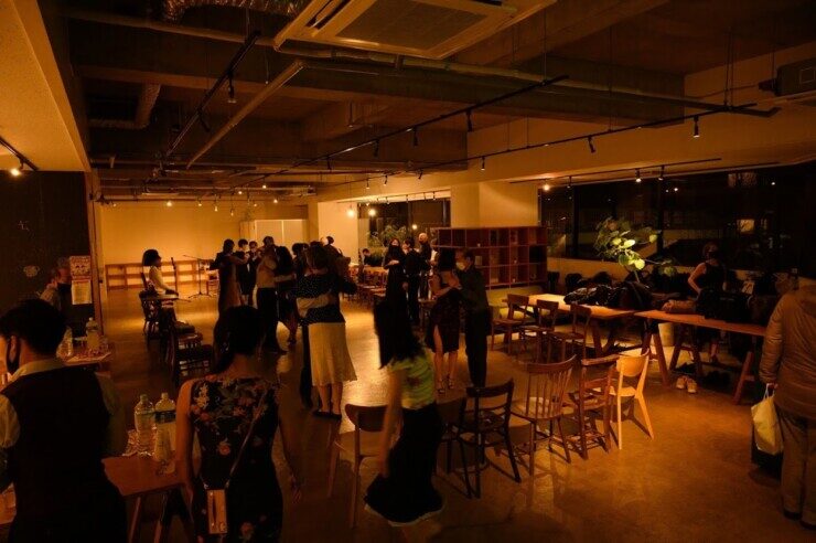多くのダンス愛好家が集まり、ダンス&ライプパーティーを催している会場風景