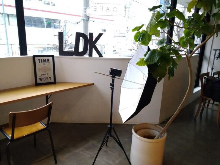 窓にLDKと文字があるカウンターの撮影場所風景
